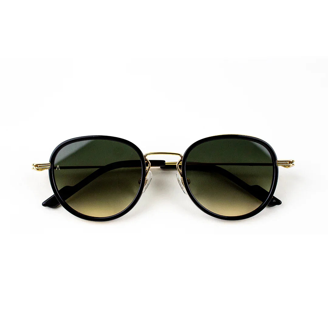 Adam Young Eyewear markasına ait siyah çerçeveli ve yeşil degrade camlı el yapımı güneş gözlüğü
