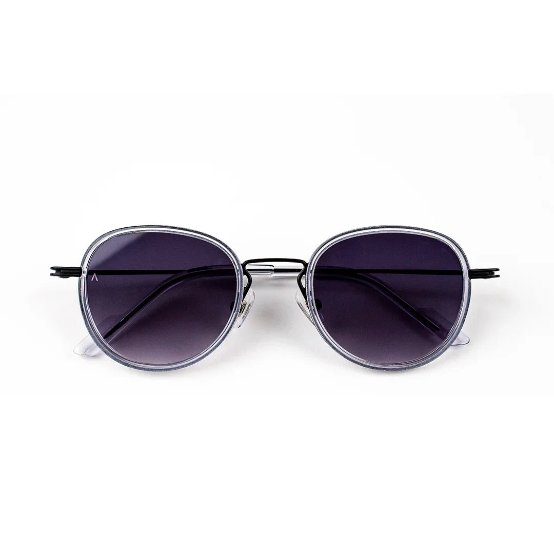 Adam Young Eyewear markasına ait yuvarlak camlı siyah çerçeveli el yapımı güneş gözlüğü