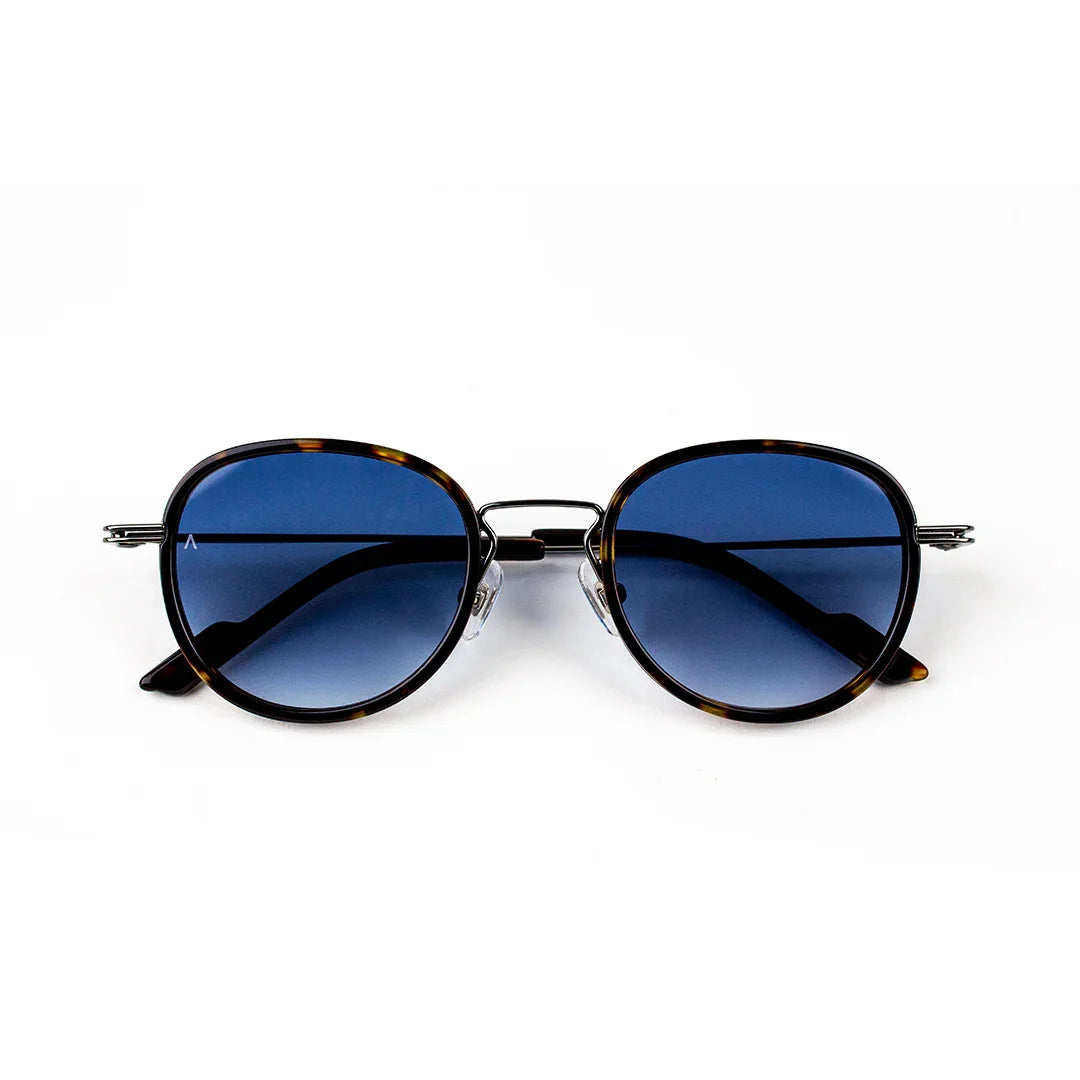 Adam Young Eyewear markasına ait el yapımı güneş gözlüğü siyah çerçeve ve mavi camlı