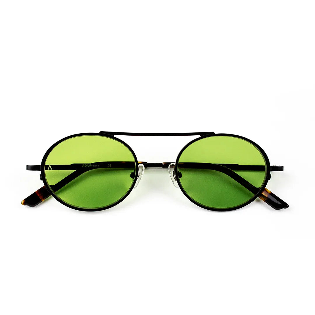 Adam Young Eyewear özel tasarım güneş gözlüğü siyah oval çerçeve ve yeşil camlarla