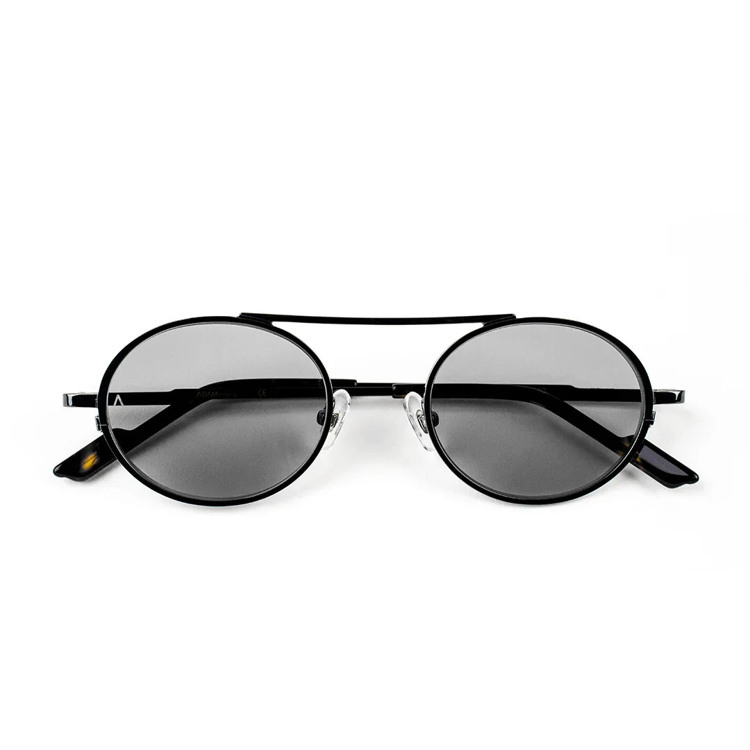 Adam Young Eyewear markasına ait siyah çerçeveli özel tasarım güneş gözlüğü