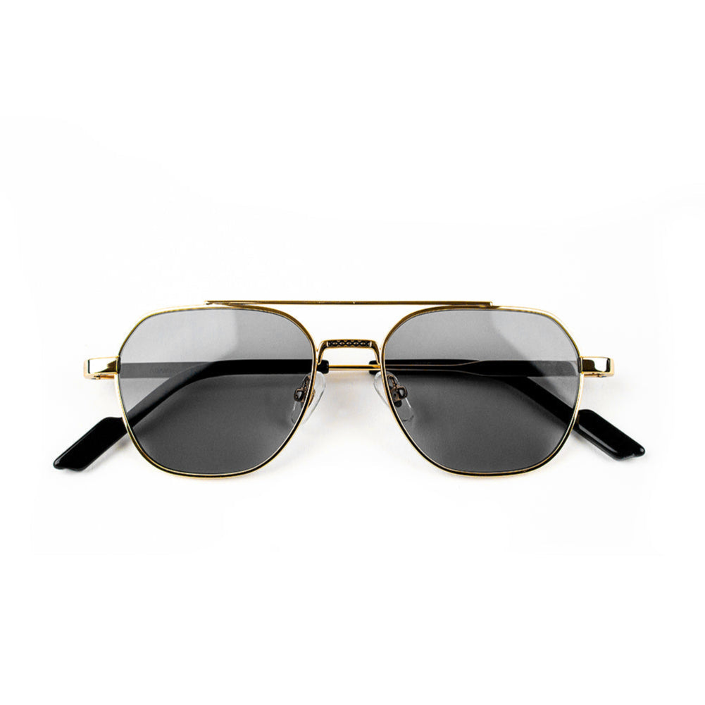 Adam Young Eyewear'in altın çerçeveli klasik siyah camlı şık güneş gözlüğü modelleri