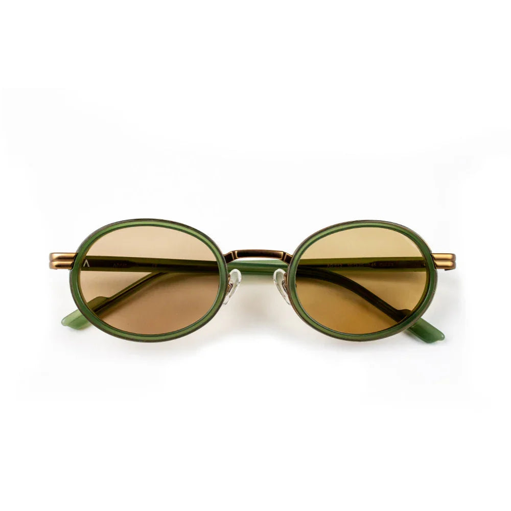 Adam Young Eyewear markasının yeşil çerçeveli AD 013 güneş gözlüğü, oval kahverengi camlı model