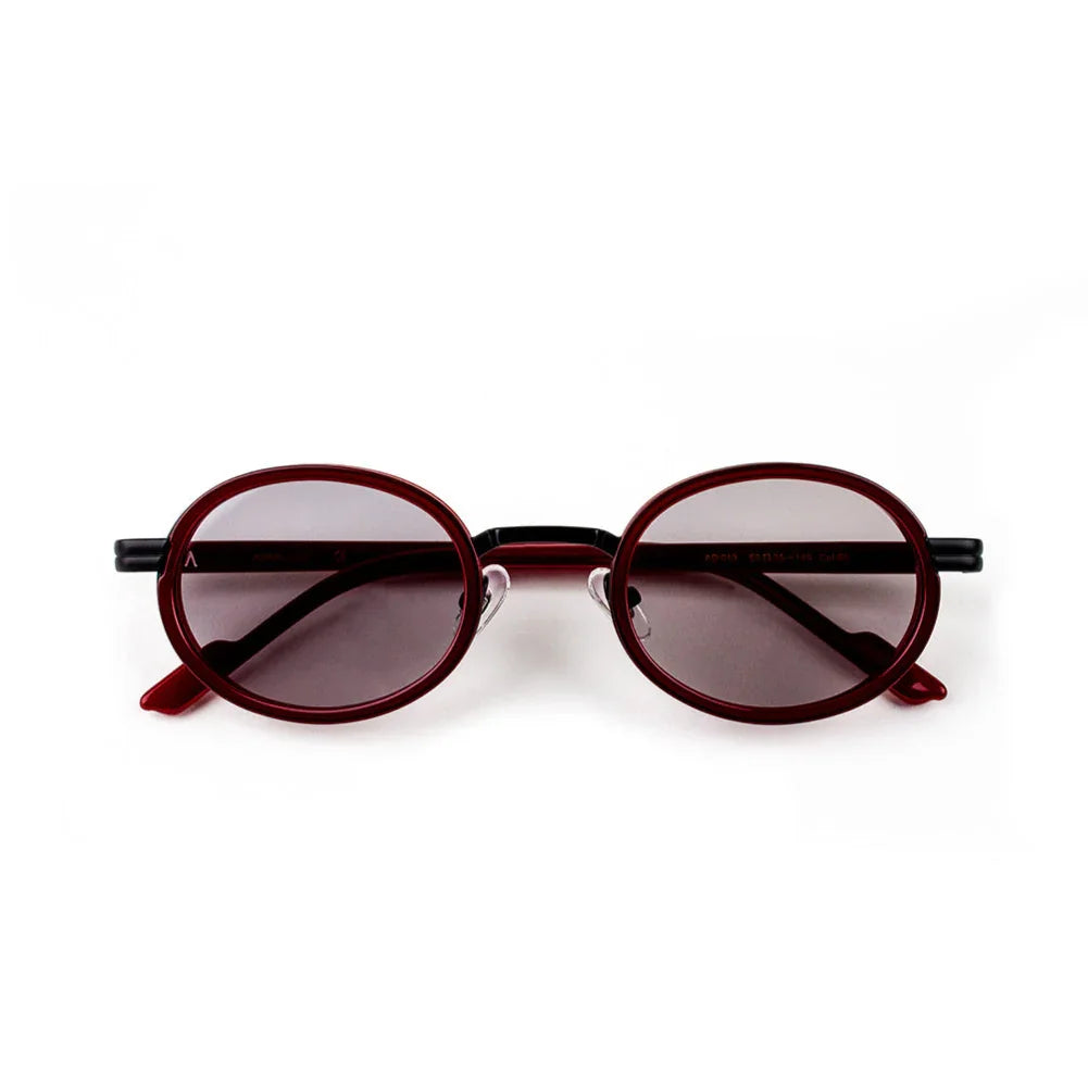 Adam Young Eyewear markasına ait kırmızı çerçeveli AD 013 güneş gözlüğü modeli