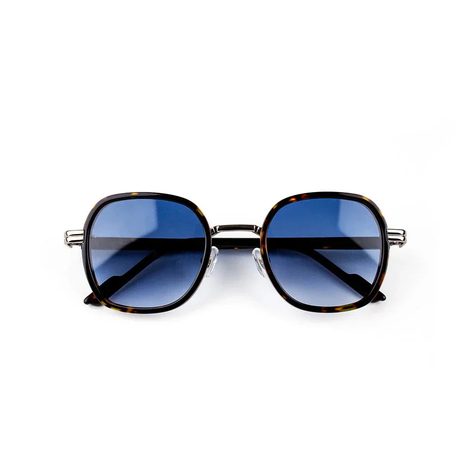 Adam Young Eyewear markasına ait mavi camlı trendy kare güneş gözlüğü modeli