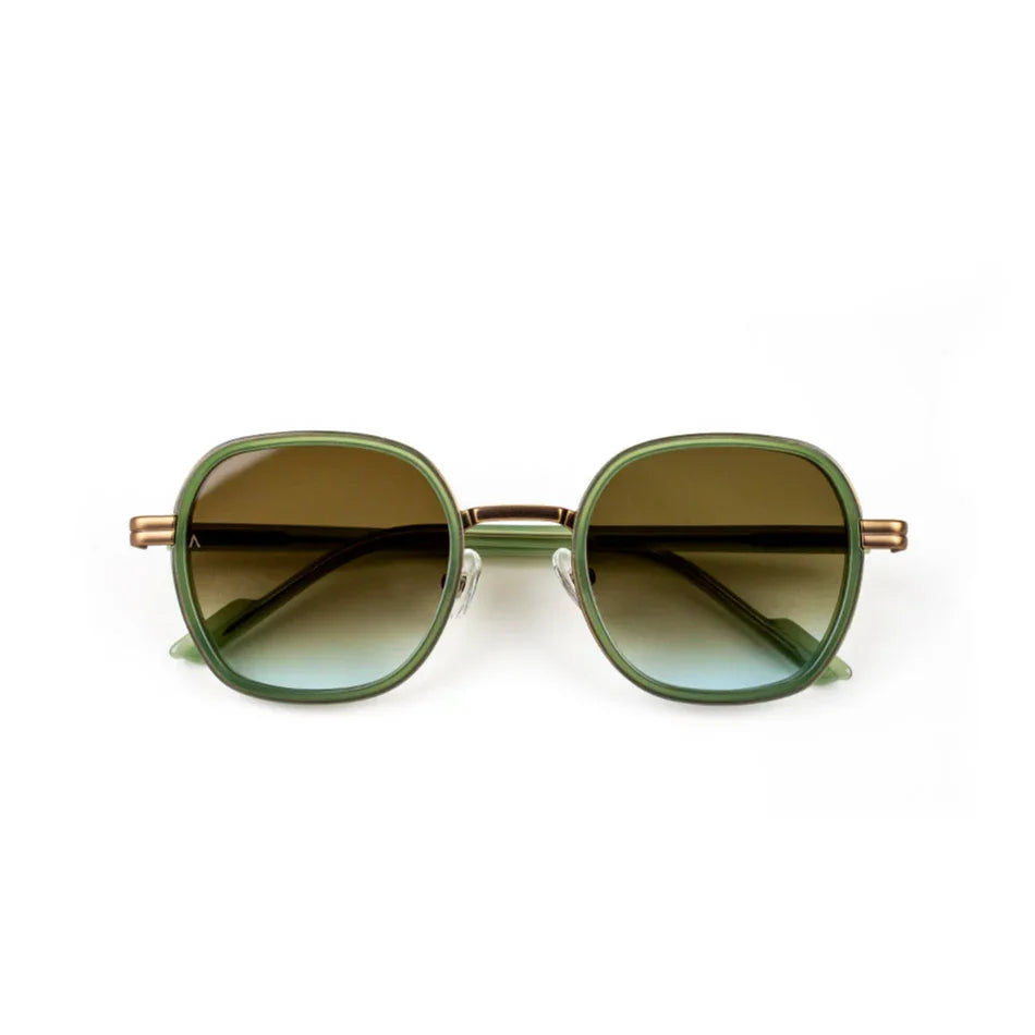 Adam Young Eyewear imzalı yeşil çerçeveli ve degrade camlı trendy kare güneş gözlüğü