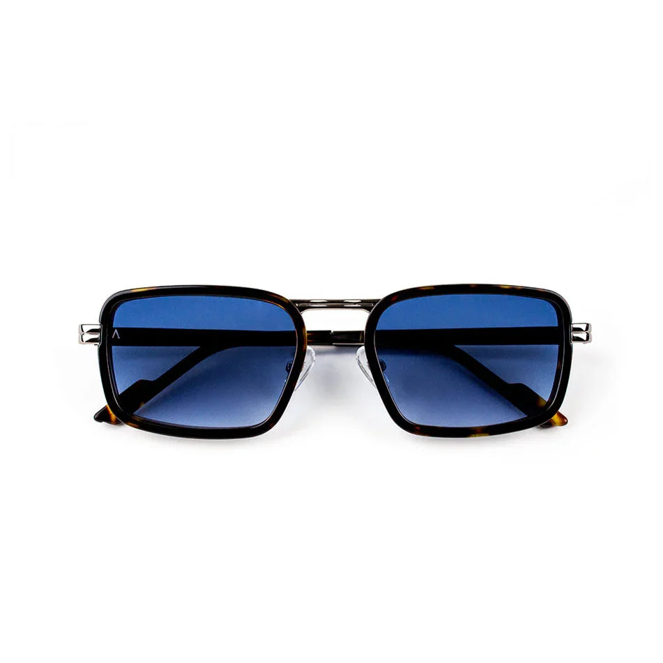 Adam Young Eyewear markasına ait mavi camlı lüks güneş gözlüğü tasarımı, modern ve şık