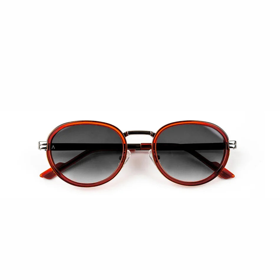 Adam Young Eyewear markasına ait şık güneş gözlüğü AD 018 kırmızı çerçeveli ve siyah camlı
