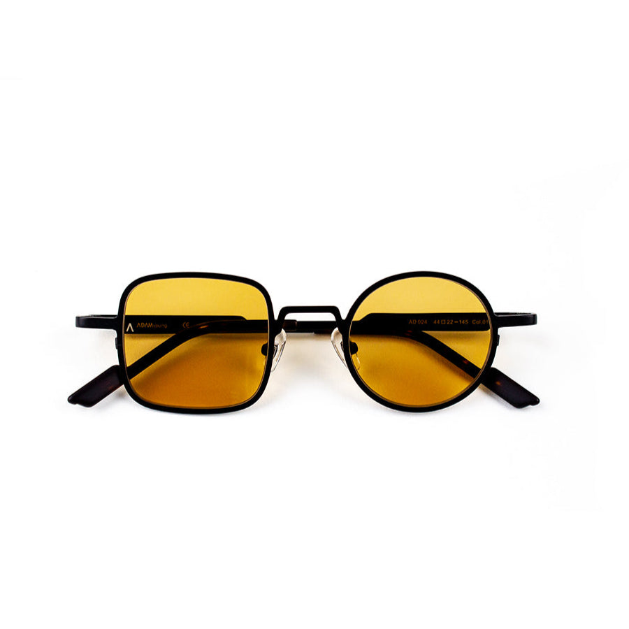 Adam Young Eyewear siyah çerçeveli sarı camlı modern güneş gözlükleri beyaz arka planda