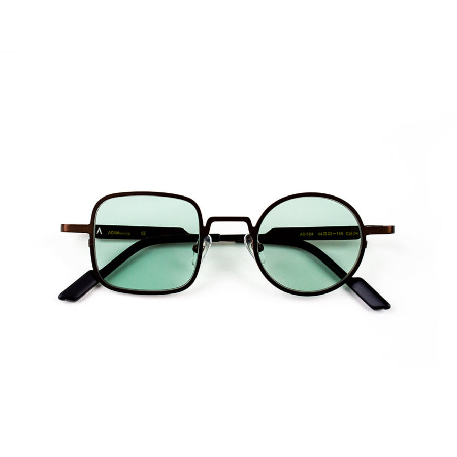 Adam Young Eyewear markasına ait modern güneş gözlükleri siyah metal çerçeveli yeşil camlı