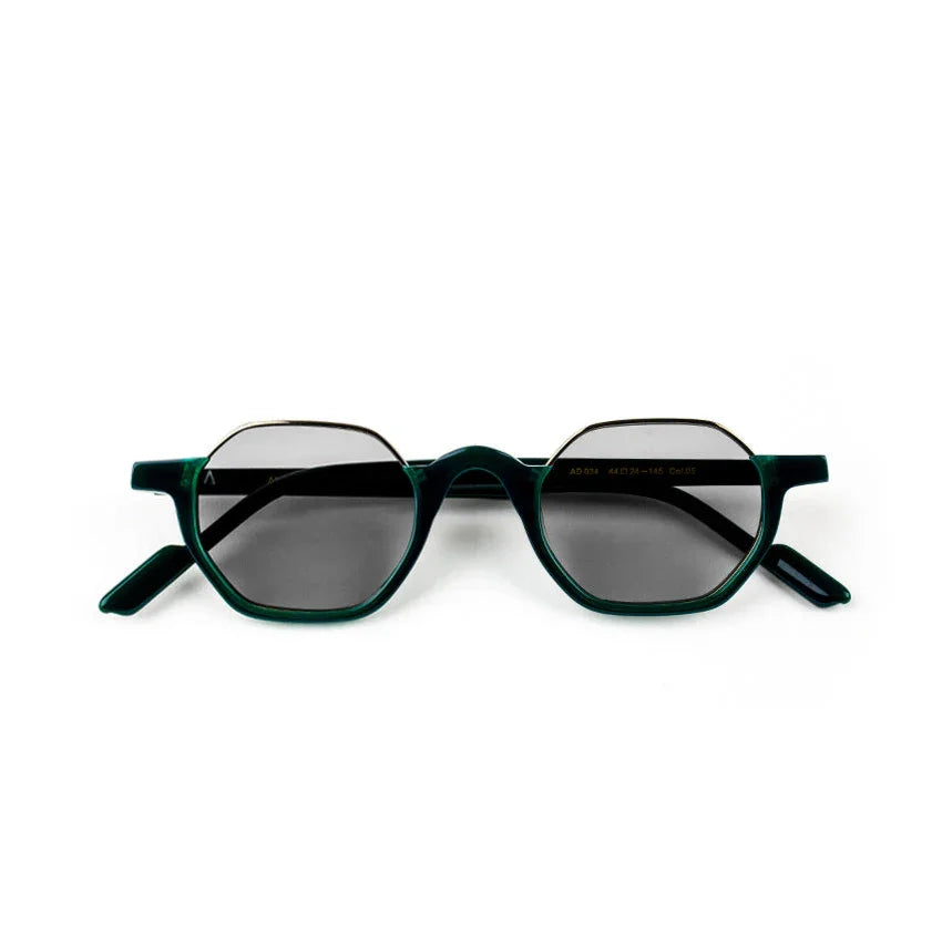 Adam Young Eyewear markasına ait yeşil çerçeveli siyah camlı trend güneş gözlüğü