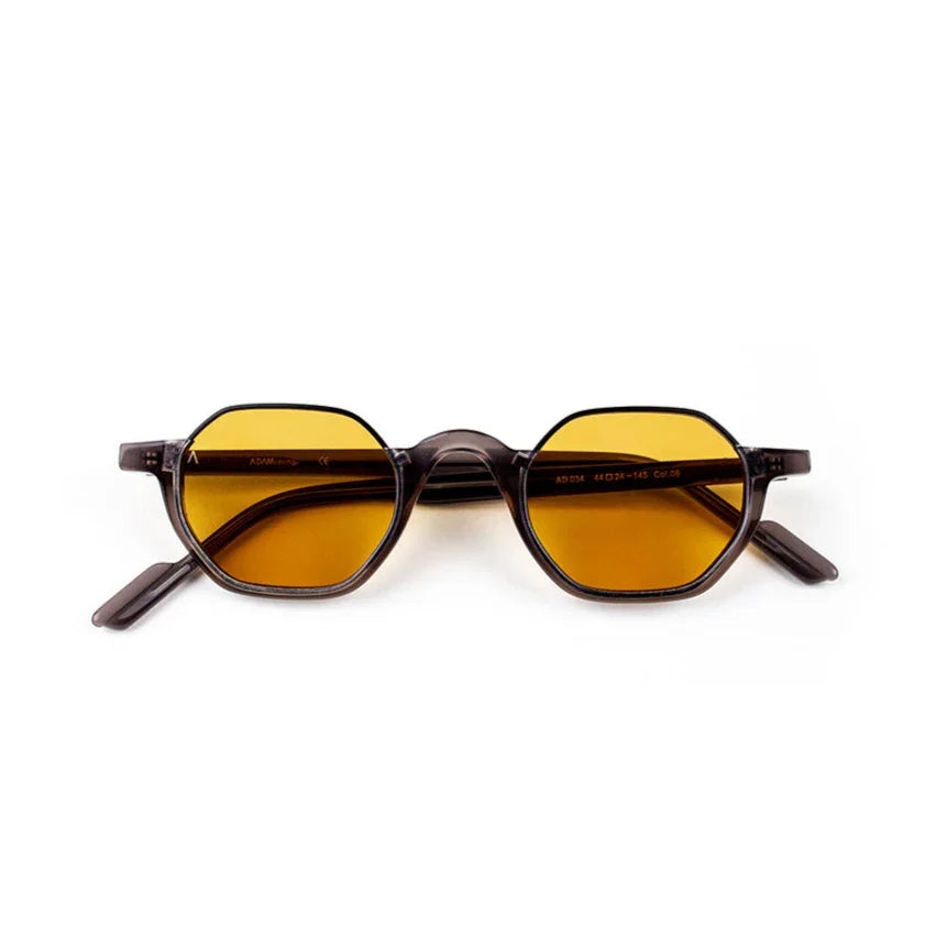 Adam Young Eyewear markasına ait kahverengi çerçeveli ve sarı camlı trend güneş gözlüğü