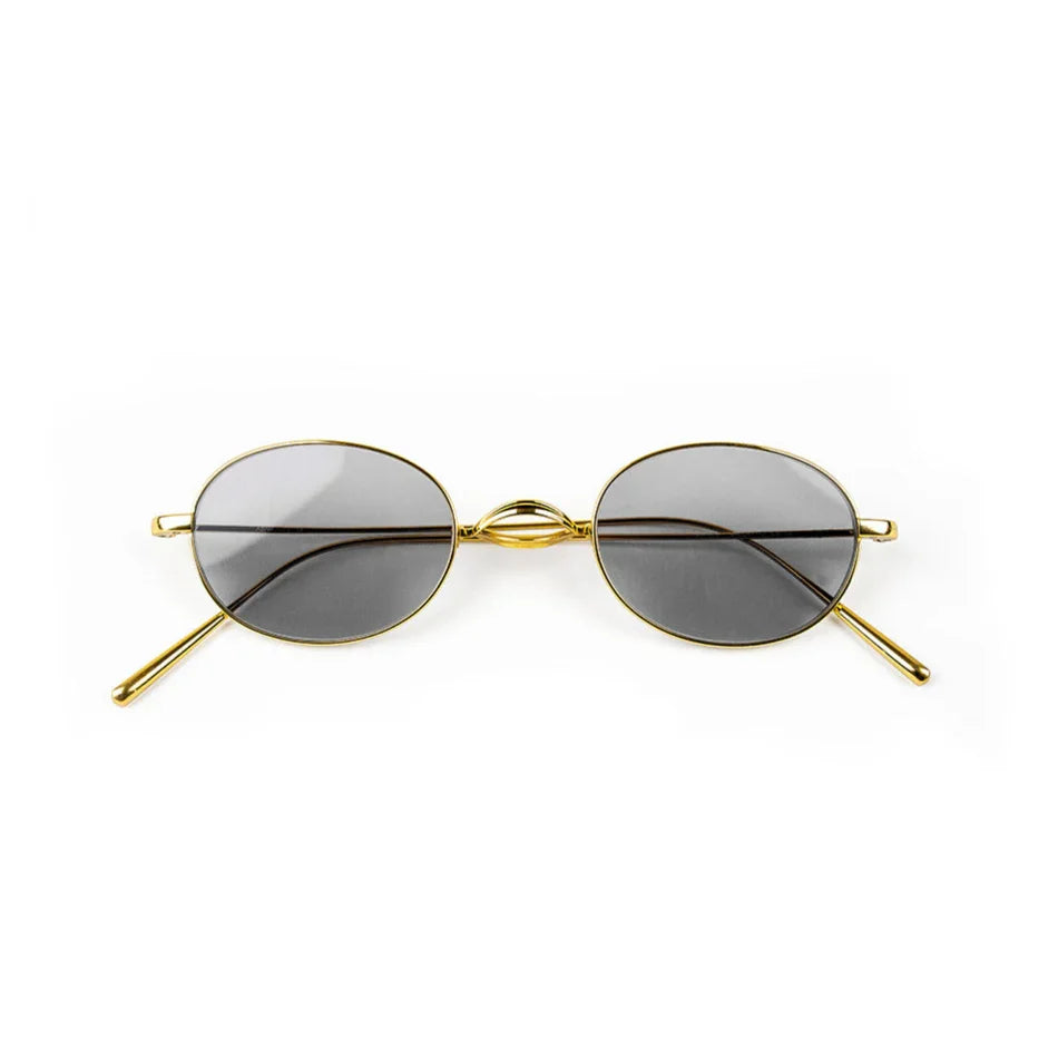 Adam Young Eyewear'in şık altın çerçeveli oval lensli premium güneş gözlüğü modeli