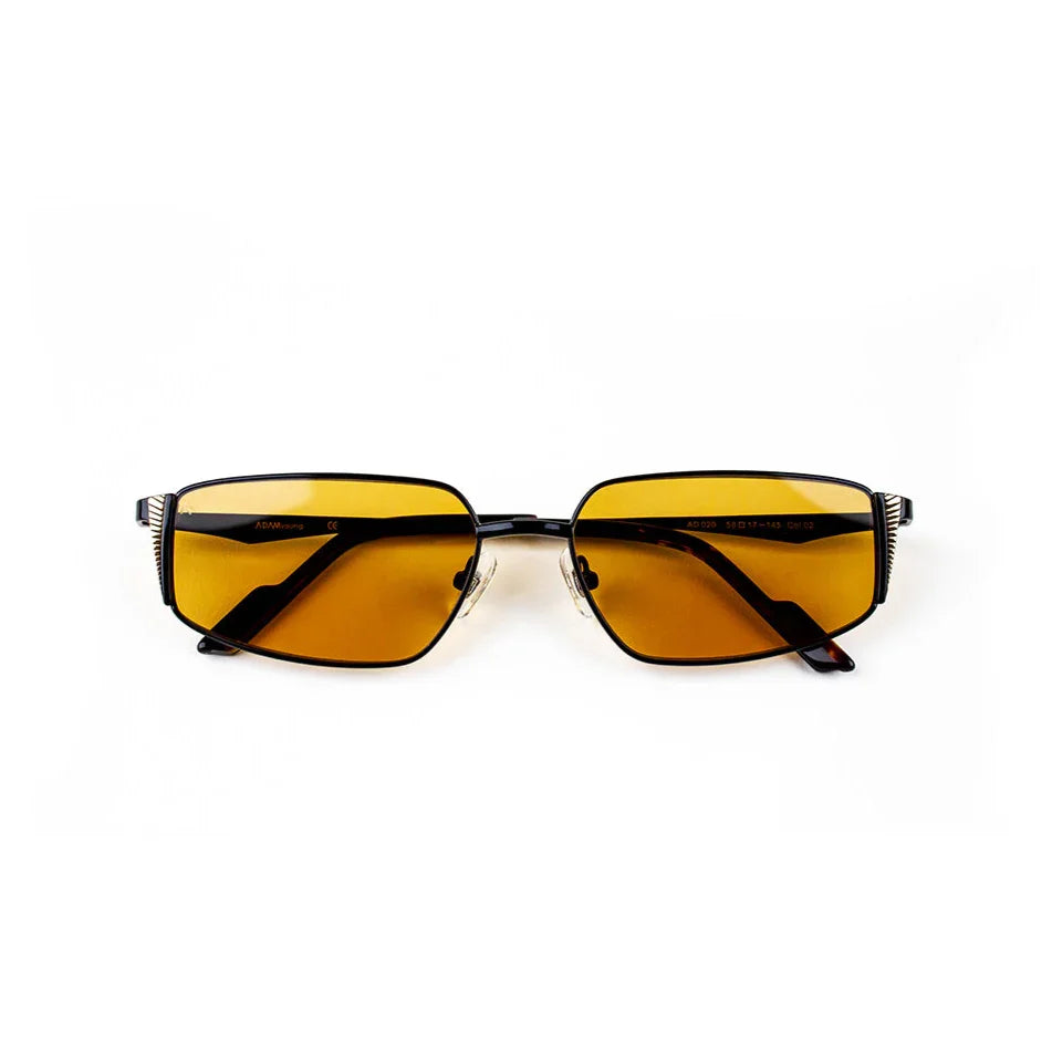 Adam Young Eyewear siyah çerçeveli ve sarı camlı cat-eye güneş gözlükleri modeli