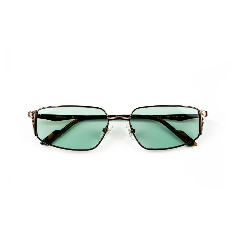 Adam Young Eyewear markasına ait yeşil camlı cat-eye güneş gözlükleri beyaz arka planda