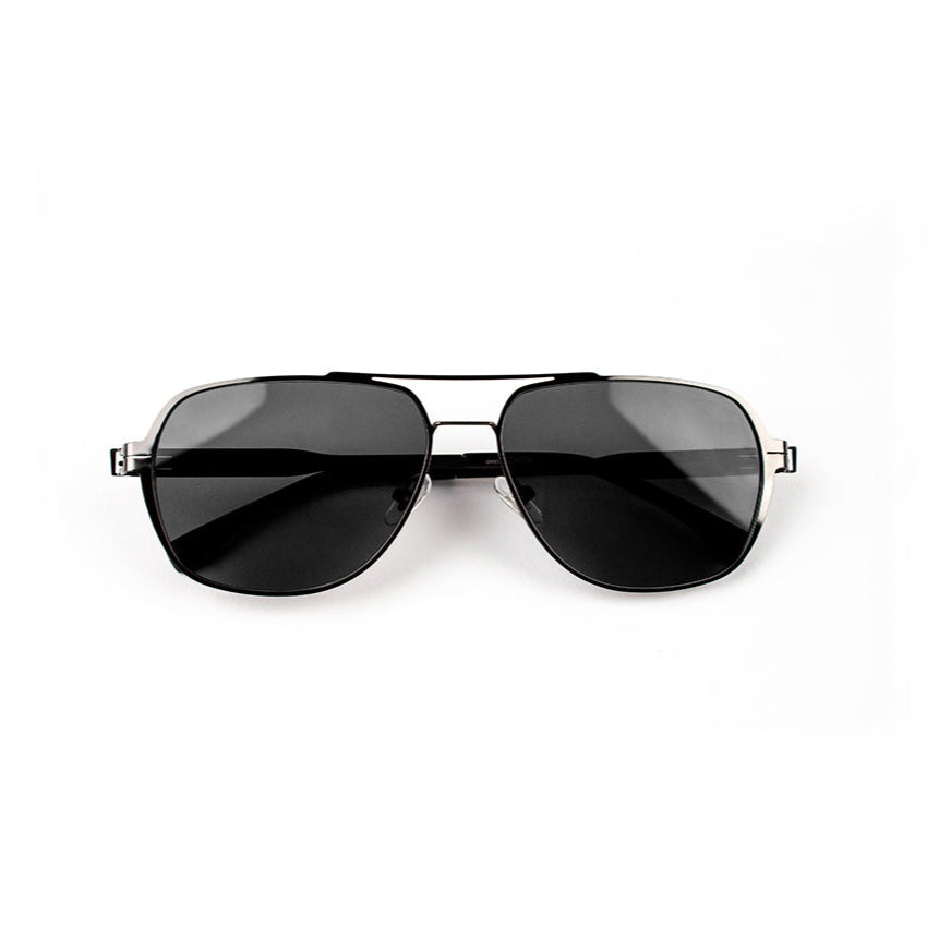 Adam Young Eyewear markasının siyah camlı premium güneş gözlüğü modeli