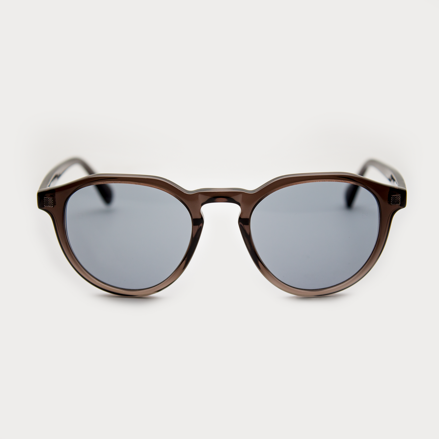 Adam Young Eyewear Güneş Gözlüğü, oval tasarımlı kahverengi çerçeve ile modern görünüm sağlar.