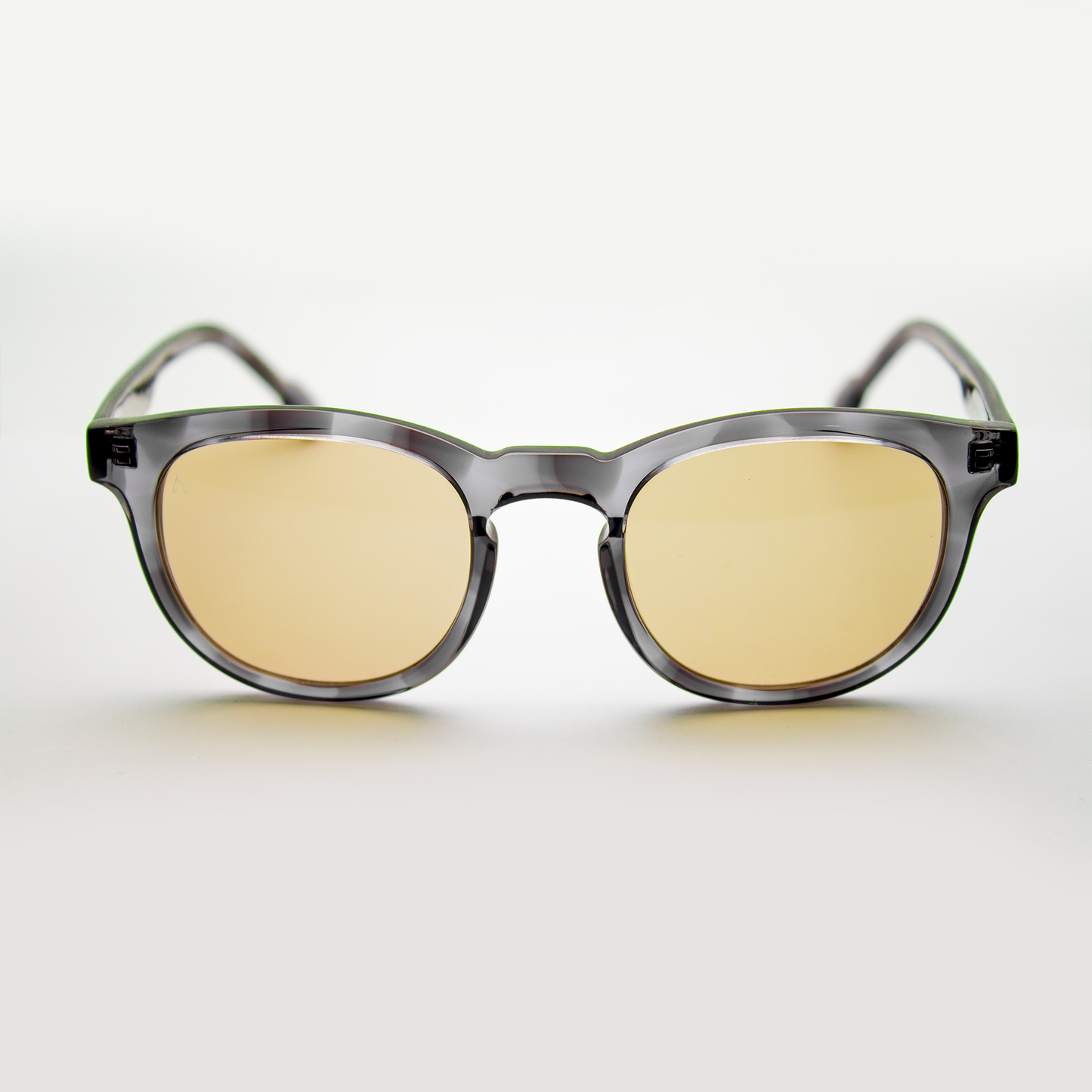 Adam Young Eyewear markalı şık güneş gözlüğü, modern tasarımıyla yaz stilinizi tamamlayın