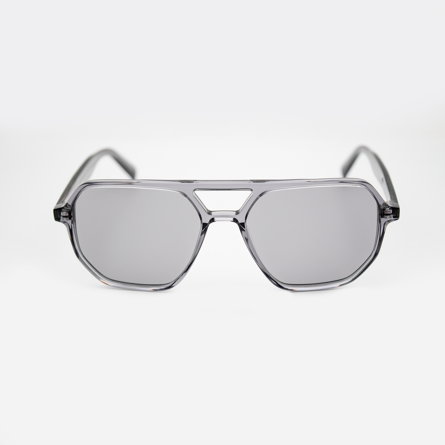 Adam Young Eyewear Güneş gözlüğü, şık tasarımıyla modern görünüm sunar