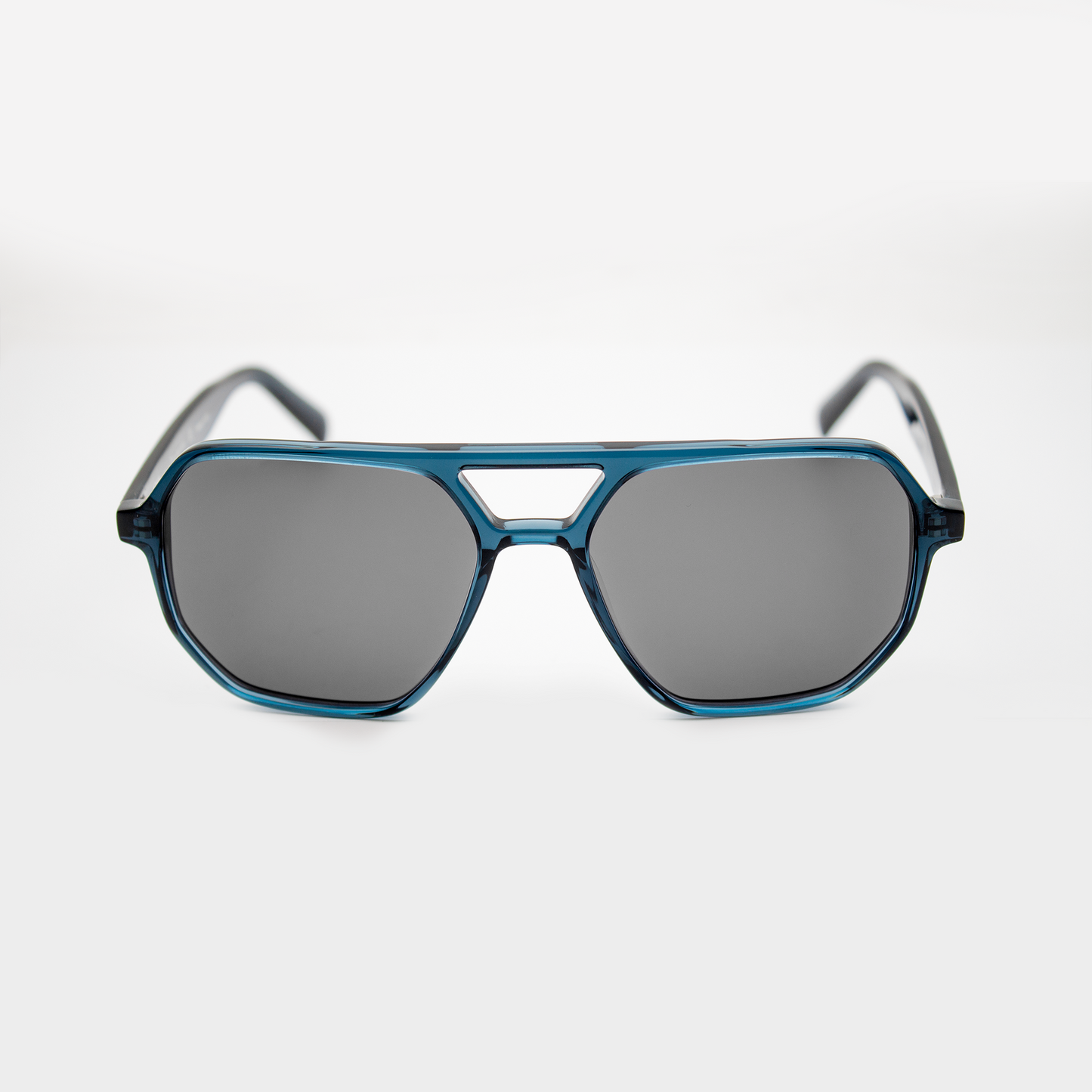 Adam Young Eyewear Güneş Gözlüğü, modern tasarımlı, su geçirmez ve UV korumalı.