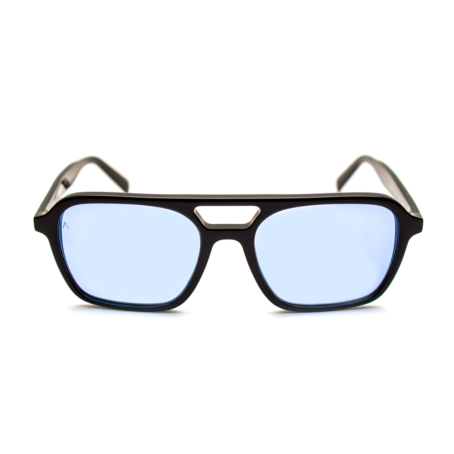 Adam Young Güneş Gözlüğü, mavi camlar ve modern çerçeve tasarımı ile şık bir görünüm sunar