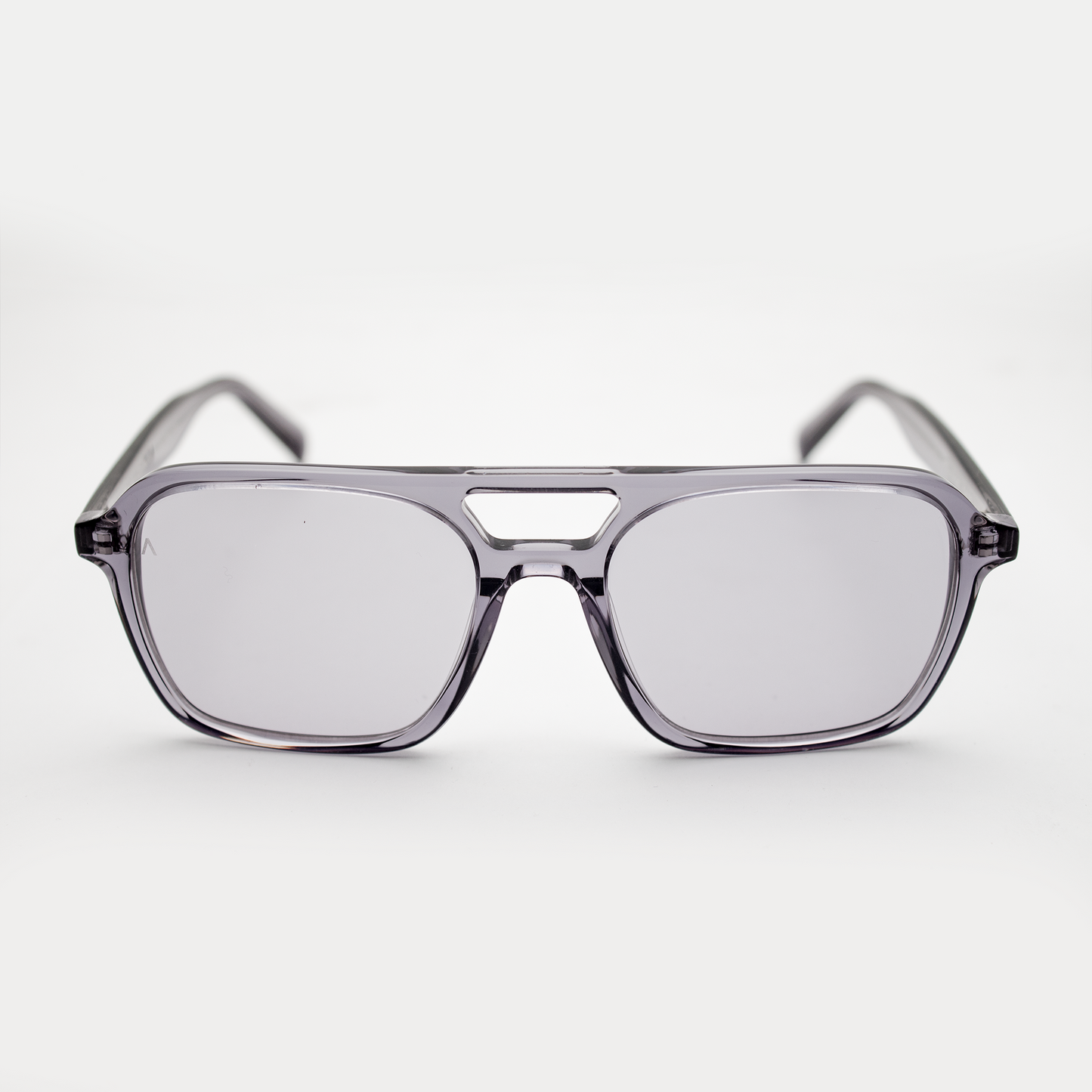 Adam Young Eyewear Güneş gözlüğü, şık gri çerçeve ile modern bir görünüm sunar