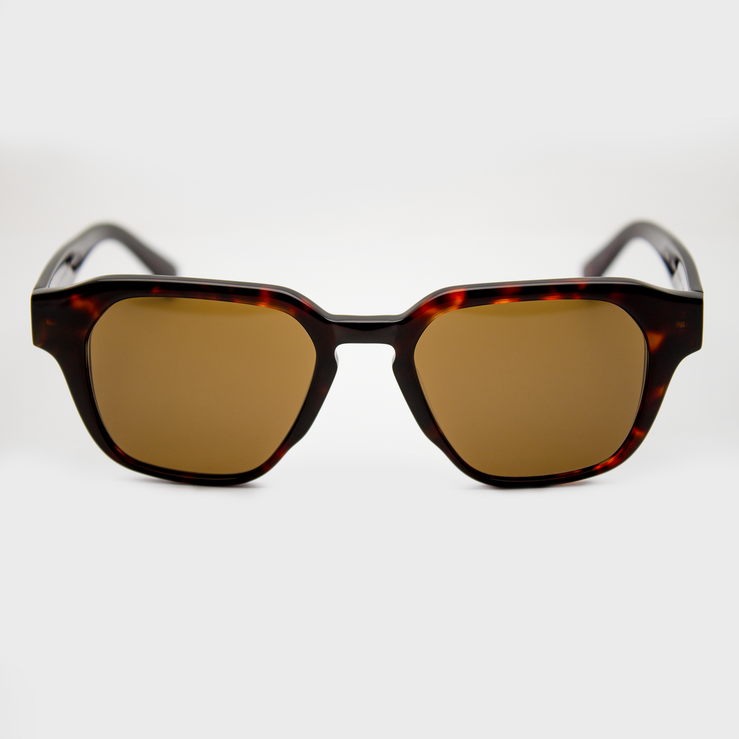 Adam Young Eyewear marka kahverengi lensli güneş gözlüğü, şık ve modern tasarım ile gün boyu koruma sağlar.