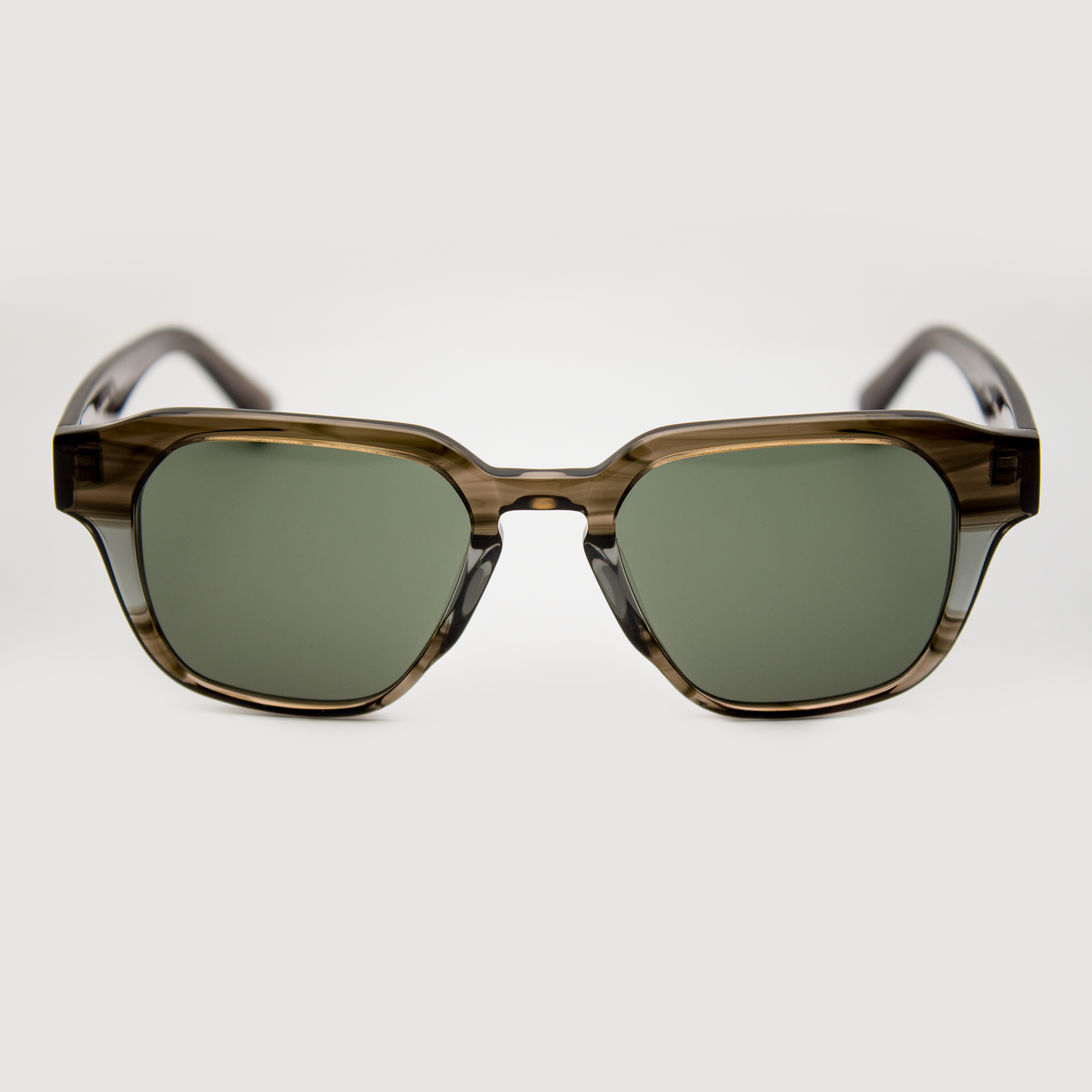 Adam Young Eyewear Güneş Gözlüğü, modern tasarımlı kahverengi çerçeve ve yeşil camlarla