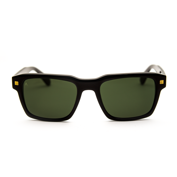 Adam Young Eyewear siyah güneş gözlüğü, klasik kare çerçeve tasarımı ile şıklık sunar