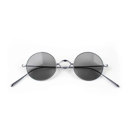 Adam Young Eyewear markası gri camlı yuvarlak çerçeveli gözlük modeli beyaz arka planda